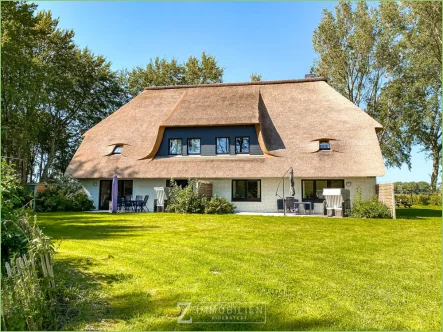 Ansicht vom Garten - Haus kaufen in Vollerwiek - Reetdachanwesen am Seedeich**