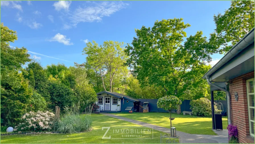 Garten mit toller Spielhütte für Kids