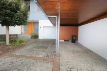 Eingang, Garage und Carport