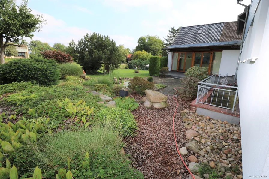 Garten, Kelleraufgang  und Terrasse am Wintergarten