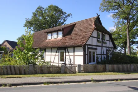 Außenansicht - Haus kaufen in Gifhorn / Neubokel - Nur für Kapitalanleger - vermietetes Einfamilienhaus mit Nebengebäude in Gifhorn OT Neubokel