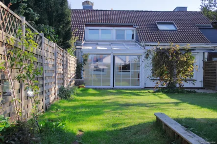 Außenansicht - Haus kaufen in Gifhorn - Geräumiges und teilmodernisiertes Reihenmittelhaus mit Wintergarten und Garage in Gifhorn-Süd