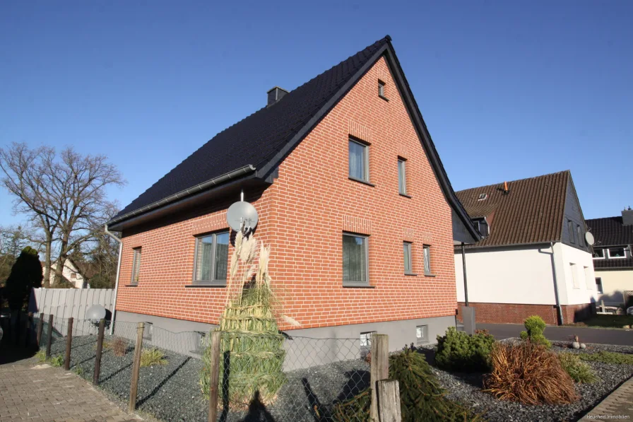 Außenansicht - Haus kaufen in Gifhorn - Umfangreich saniert - großes Grundstück - Einfamilienhaus in Gifhorn - westliches Stadtgebiet