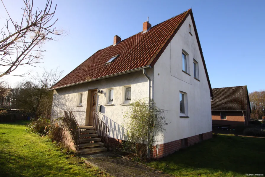 Außenansicht - Haus kaufen in Rötgesbüttel - Feldrandlage - Sanierungsbedürftiges EFH in Rötgesbüttel