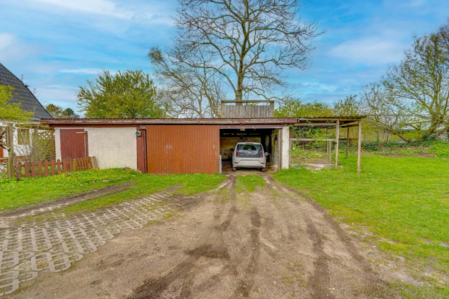 Abgängige Kleingarage mit Schuppen und Wallbox