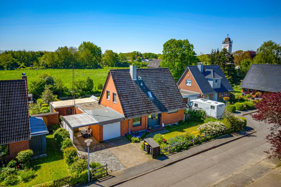 EFH mit Blick ins Grüne  - Haus kaufen in Maasbüll - Stadtnahes Wohnen in Feldrandlage!6,5 Zimmer, Garten, Carport, Garage, Vollkeller mit Sauna!