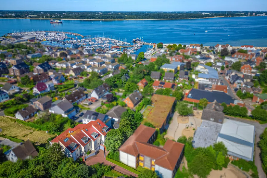 Herzlich Willkommen! - Wohnung kaufen in Laboe - Traumhaft modernisierte 3-Zi.-Whg. mit Blick auf die Förde! 111 qm Wfl., S/W-Balkon & TG-Stellplatz!