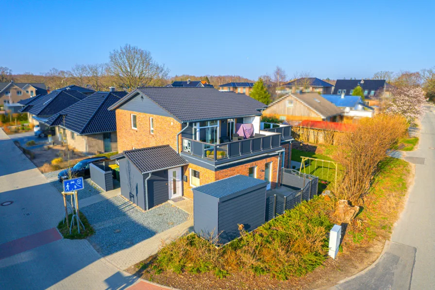 Straßenansicht - Wohnung kaufen in Glücksburg - Feriendomizil oder neuer Ankerplatz? 3 Zi.-Whg. mit Terrasse & Stellplatz im schönen Glücksburg!