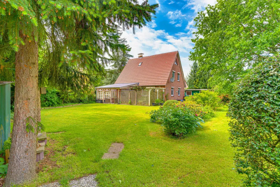 Süd-Ost-Ansicht II - Haus kaufen in Sterup - Geräumiges EFH auf großem, gepflegtem 1.147 qm Grdstk. zentral in Sterup! Überd. Terrasse & Garage!