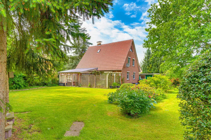 Süd-Ost-Ansicht II - Haus kaufen in Sterup - Geräumiges EFH auf großem, gepflegtem 1.147 qm Grdstk. zentral in Sterup! Überd. Terrasse & Garage!