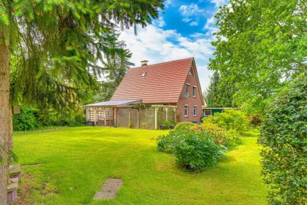 Süd-Ost-Ansicht II - Haus kaufen in Sterup - Geräumiges EFH auf großem, gepflegtem 1.147 qm Grdstk. zentral in Sterup! Überd. Terrasse & Garage!