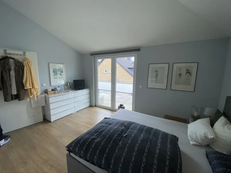 Schlafzimmer mit Zugang zur Dachterrasse Ansicht I