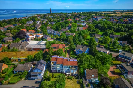 Titel - Wohnung kaufen in Laboe - Idyllisches Zuhause an der Ostsee: Charmante 2-Zi.-Whg. im EG mit Terrasse, Garten & TG-Stellplatz!