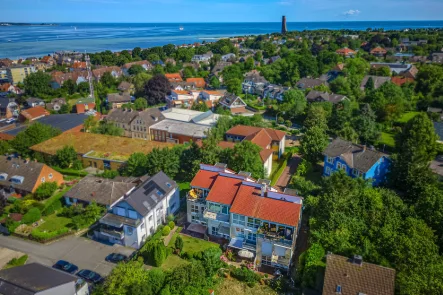 Herzlich Willkommen in Ihrer neuen Wohnung! - Wohnung kaufen in Laboe - Idyllisches Zuhause an der Ostsee: Charmante 2-Zi.-Whg. im EG mit Terrasse, Garten & TG-Stellplatz!