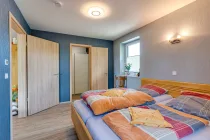 Schlafzimmer mit Blick ins Ankleidezimmer