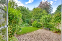 Kleiner Garten mit Südterrasse und Markise