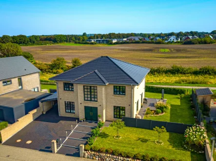 Drohnenaufnahme - Haus kaufen in Harrislee - Eleganz und Wertigkeit – Luxuriöse Villa mit ca. 200 m² Wohnfläche in Feldrandlage!