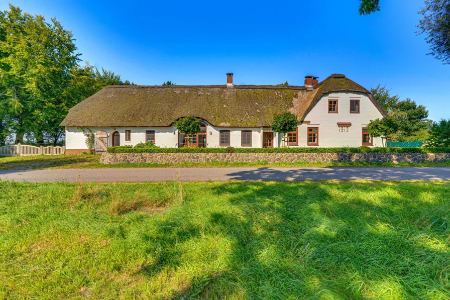 Titelbild - Haus kaufen in Sieverstedt - Reetgedecktes Schmuckstück: Mod. Försterhaus mit großem Grdstk. & vielfältigen Nutzungskonzepten!