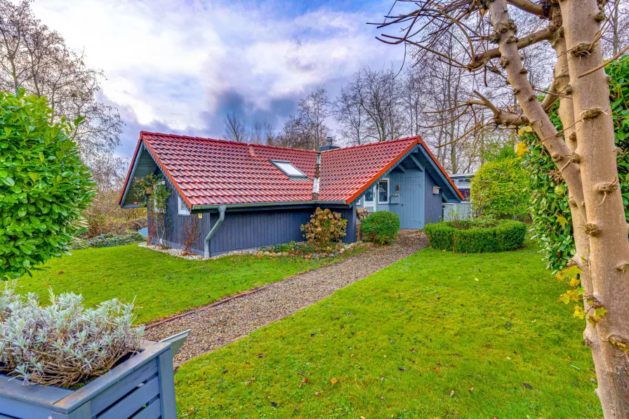 Herzlich Willkommen! - Haus kaufen in Glücksburg - Strandnahes Ferienidyll an der Flensburger Förde: Skandinavisches Holzhaus auf großem Grundstück!