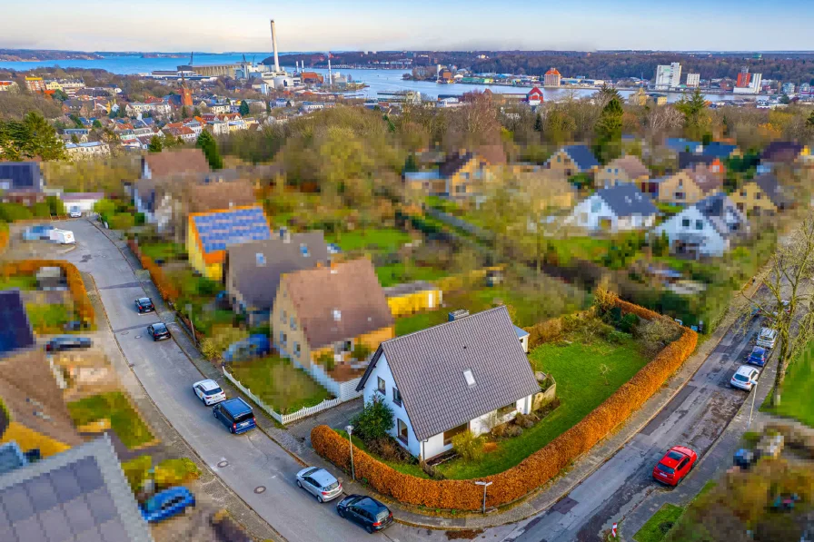 Titelbild - Haus kaufen in Flensburg - Flensburg: EFH mit Platz für die Familie & Raum für neue Ideen. Garten, Balkon, Keller und Garage