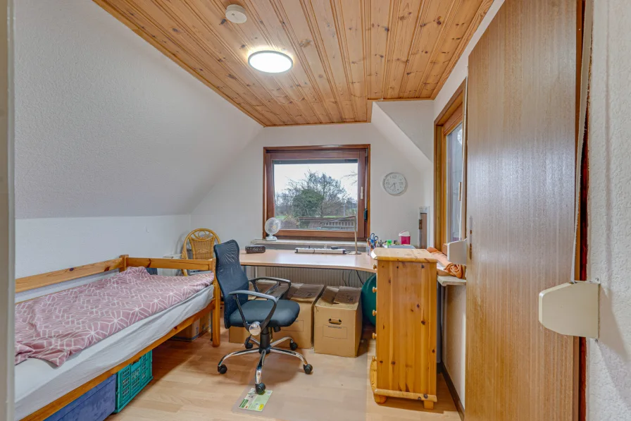 Schlafzimmer 2 im OG mit Zugang zum Balkon