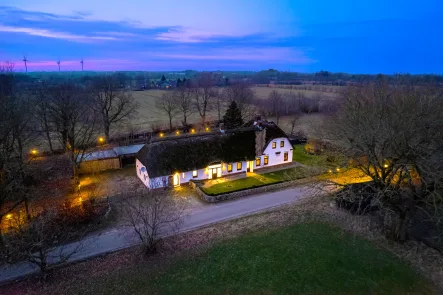 Titelbild - Haus kaufen in Sieverstedt - Reetgedecktes Schmuckstück: Mod. Försterhaus mit großem Grdstk. & vielfältigen Nutzungskonzepten!