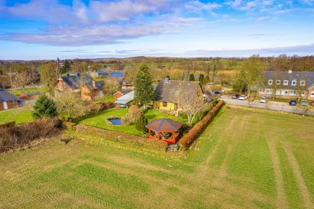 Titelbild - Haus kaufen in Esgrus - Esgrus: Gepflegtes Einfamilienhaus in Feldrandlage auf sonnigem Grundstück, Garten, Kamin und Sauna