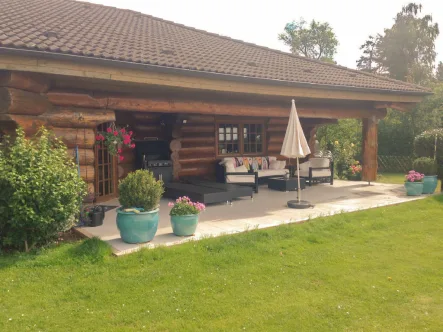 Terrasse - Haus kaufen in Grömitz-Lenste - Das echte Blockhaus - mit Baumstämmen aus der Region!