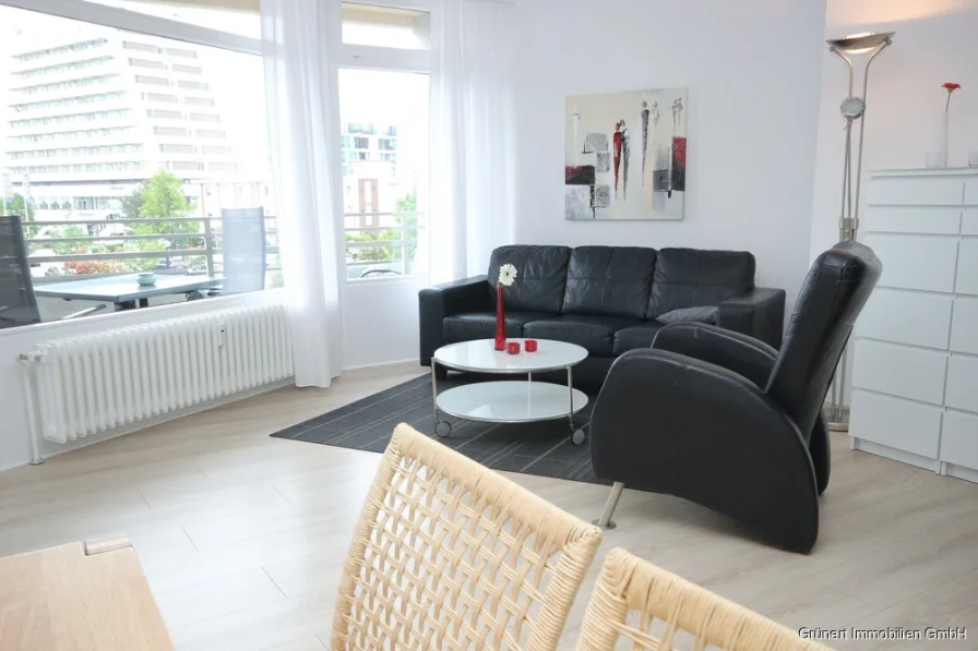 Wohnzimmer - Wohnung kaufen in Grömitz - Strandnahe, lichtdurchflutete 2,5 Zimmerwohnung mit seitlichem Meerblick und Balkon.