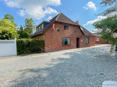 Außenansicht - Haus kaufen in Riepsdorf - Ca. 10 km zur Ostsee - Doppelhaushälfte mit zwei großen Gärten, Carport & Garage