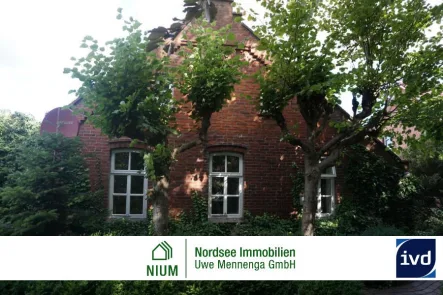 Bild1 - Haus kaufen in Norden - HISTORISCHES LANDARBEITERHAUS AUS 1891 | EBENERDIGES WOHNEN | ALTER BAUMBESTAND