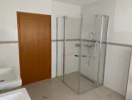Neuwertiges Badezimmer mit befahrbarer Dusche