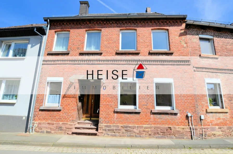 Heise Immobilien - Lüchtringen - Reihenmittelhaus - Ferienhaus - Haus kaufen in Lüchtringen - Reihenmittelhaus mit kleinem Innenhof in Lüchtringen - Dorflage 75 m zur Weser