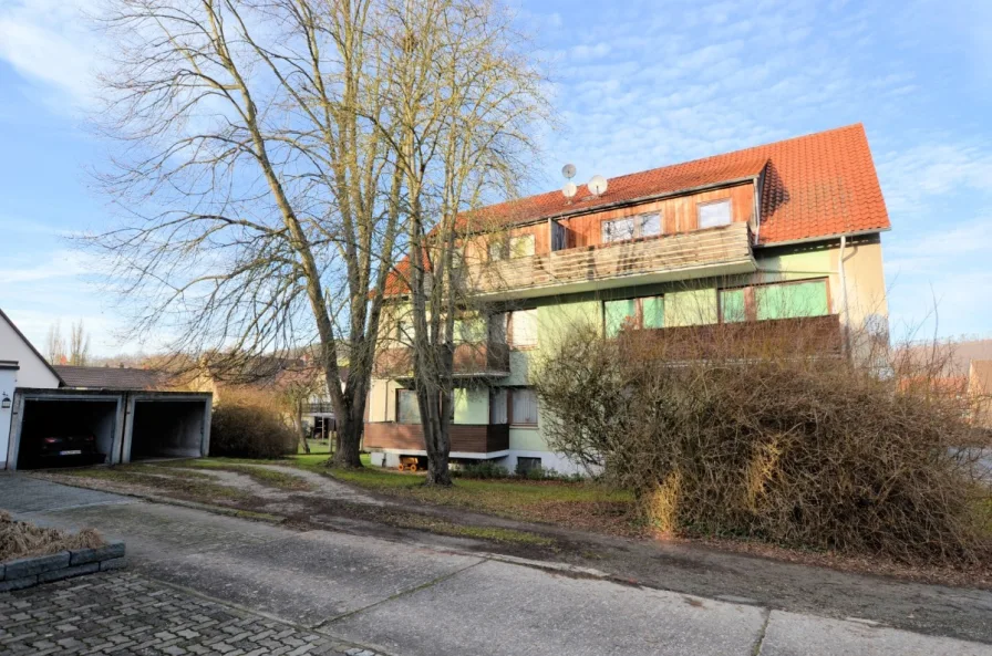 Heise Immobilien - 6-Familienwohnhaus mit Garagen - Delligsen