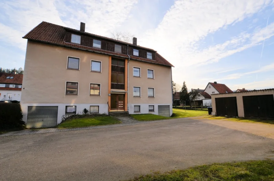 Heise Immobilien - 6-Familienwohnhaus mit Garagen - Delligsen