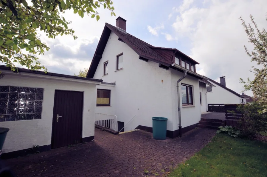 1-Familienwohnhaus mit Garage in Holzminden - Wohnhaus mit Garage