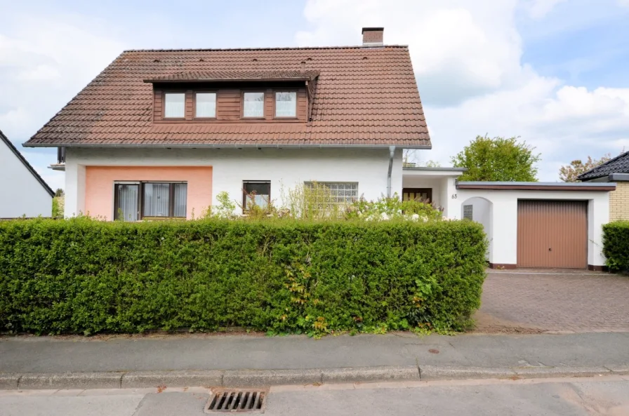 1-Familienwohnhaus mit Garage in Holzminden - Ansicht Straße - Süden