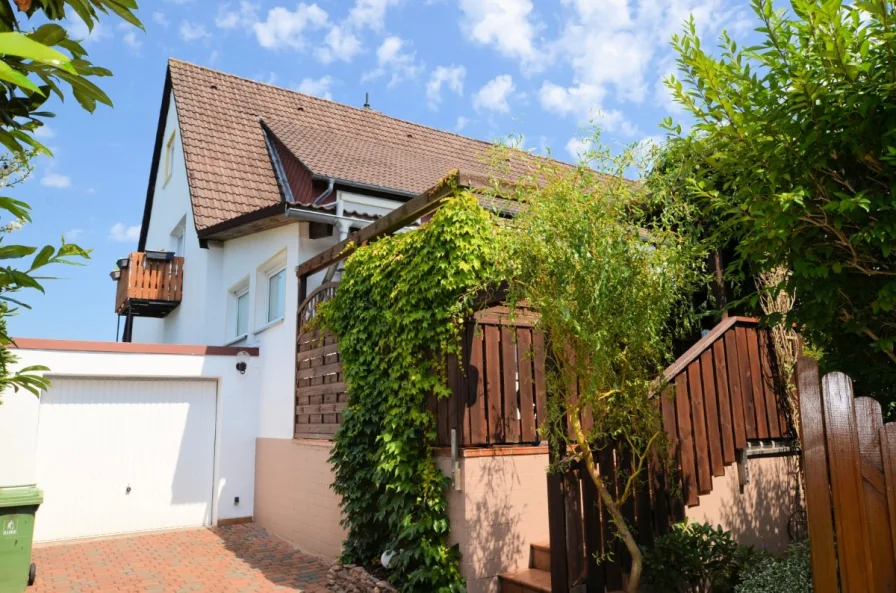 Eigentumswohnung mit Gartenanteil Balkon und Garage - Heise Immobilien