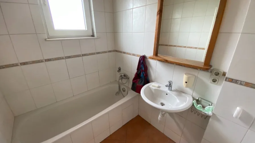 Badezimmer EG. - www.immobilien-heise.de