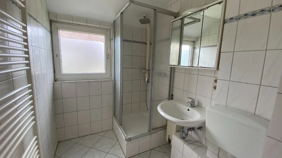 Badezimmer OG. - www.immobilien-heise.de