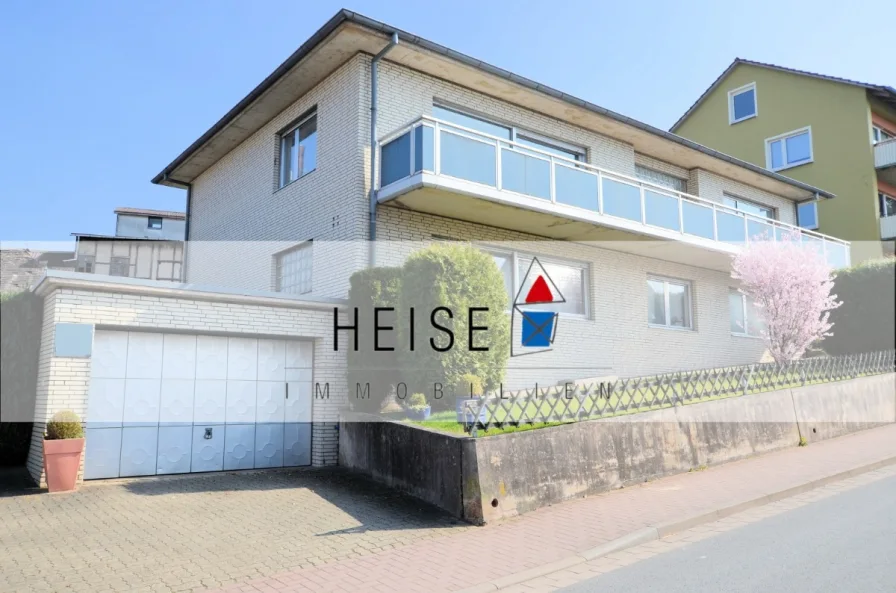 Heise Immobilien Holzminden - www.immobilien-heise.de - Haus kaufen in Holzminden - 1- Familienwohnhaus, Einliegerwohnung möglich, Garage, Garten mit überdachtem Freisitz