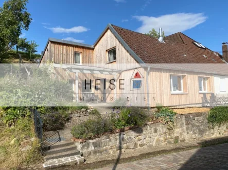 Heise Immobilien - Modernsierte Doppelhaushälfte - Über den Dächern Brevörde - Haus kaufen in Brevörde - Sofort beziehbare modernisierte 1-Familien-Doppelhaushälfte, Wochenendhaus mit Sicht ins Wesertal