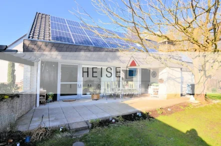 Heise Immobilien - 1-Familienwohnhaus mit Doppelgarage - Haus kaufen in Boffzen - ** Energiebedarf 51,4 kWh/(m²a) Kl. B **  PV-Anlage, Wärmepumpe - Wohnhaus mit Doppelgarage