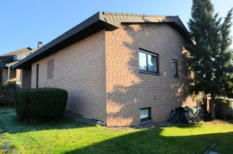 ** Heise Immobilien ** 1-Familienwohnhaus mit Garage - Holzminden