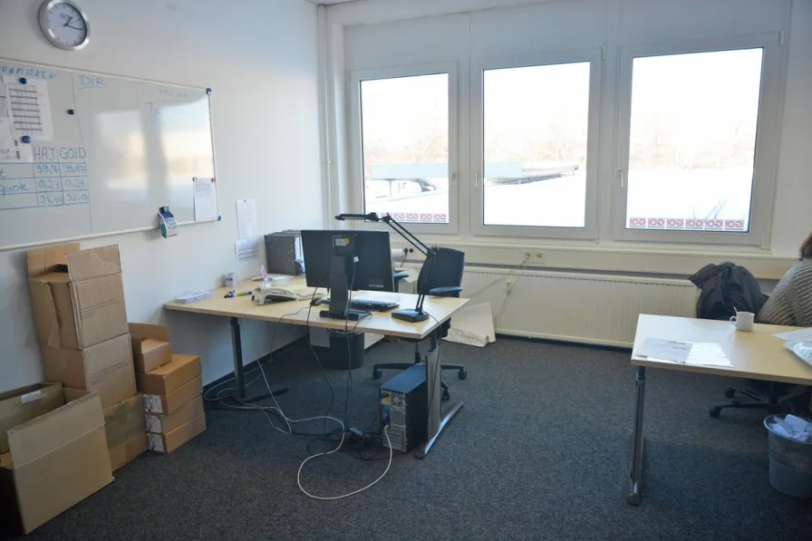 1 - Büro/Praxis mieten in Hannover - Hannover-Nord:  Helle und gepflegte Büroflächen günstig zu vermieten