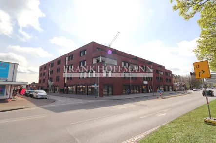 Außenaufnahme  - Laden/Einzelhandel mieten in Henstedt-Ulzburg - Gewerbeeinheit im Erdgeschoss vom „BECKMANNHAUS“ in Henstedt-Ulzburg