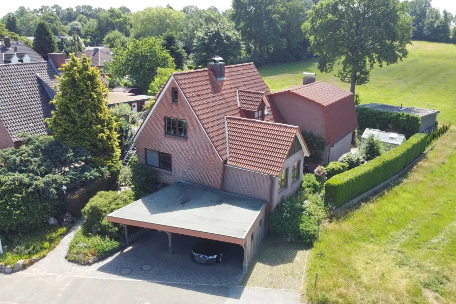 Außenansicht - Haus kaufen in Wakendorf II - Großzügiges Zweifamilienhaus mit Feldrandlage in Wakendorf II