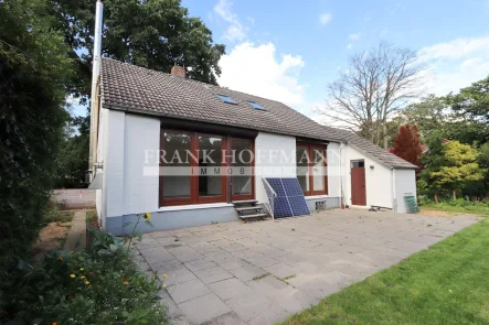 Rückansicht links - Haus kaufen in Bad Bramstedt - Modernisiertes Einfamilienhaus in gefragter Lage von Bad Bramstedt