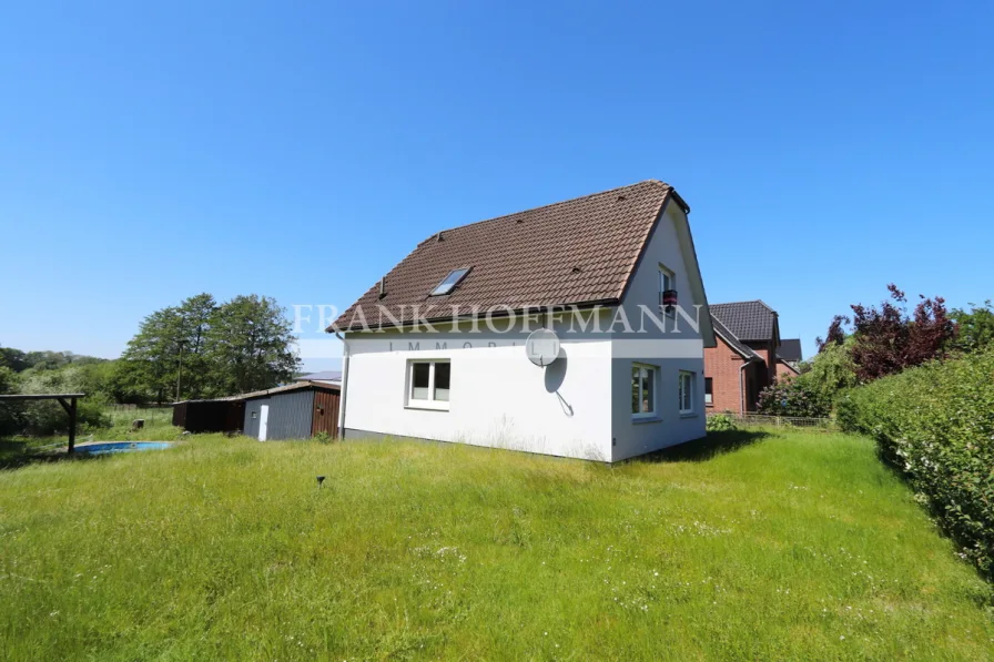 V8640 - Haus kaufen in Schmalensee - Einfamilienhaus mit Außenpool in Schmalensee