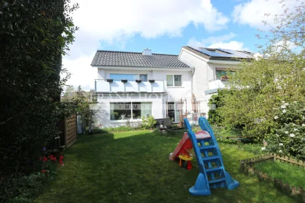 Hinteransicht Haus - Haus mieten in Kaltenkirchen - Großes Einfamilienhaus in Kaltenkirchen mit Vollkeller und Garage